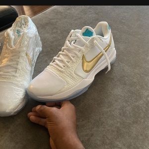 Kobe 5 White pronto undefeated pack